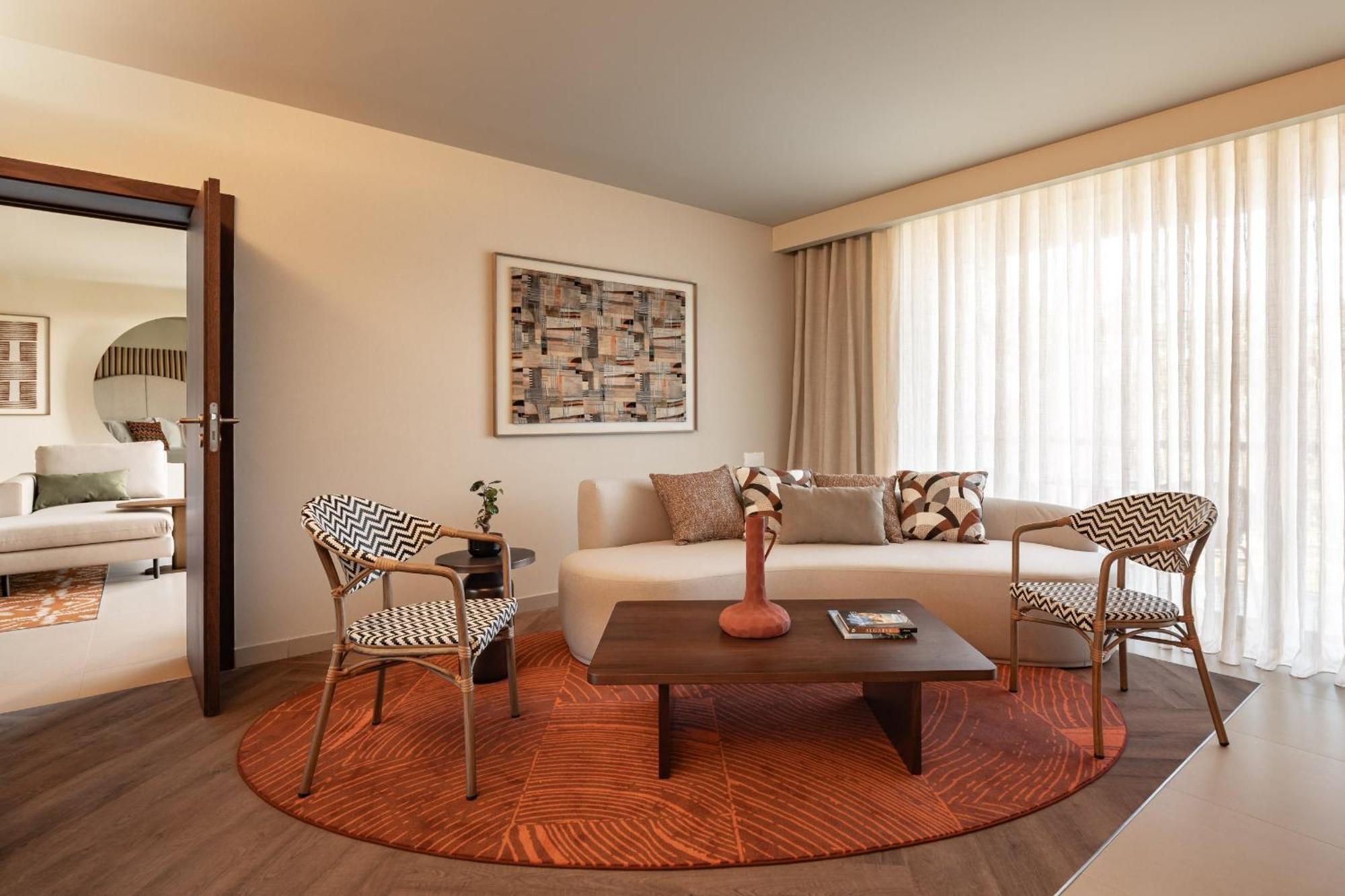 Suite de 1 dormitorio con balcón y vistas a la piscina